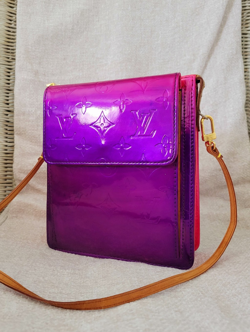 Louis Vuitton Pochette Ombre Pink Gradient Vernis Crossbody Bag